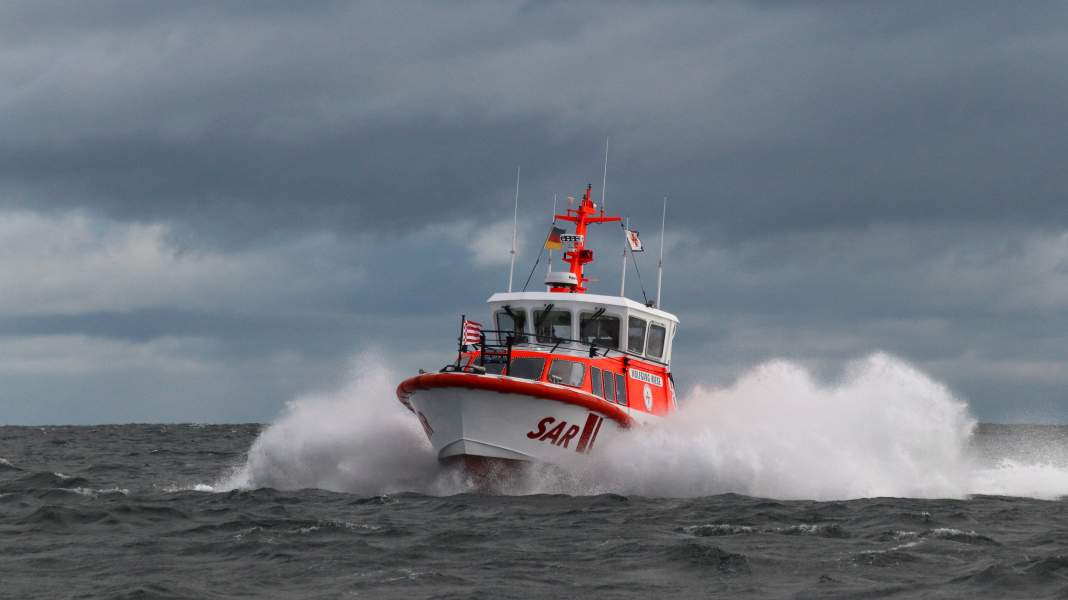 Sea rescue in the Salzhaff: yacht drifts into shallow waters in strong winds