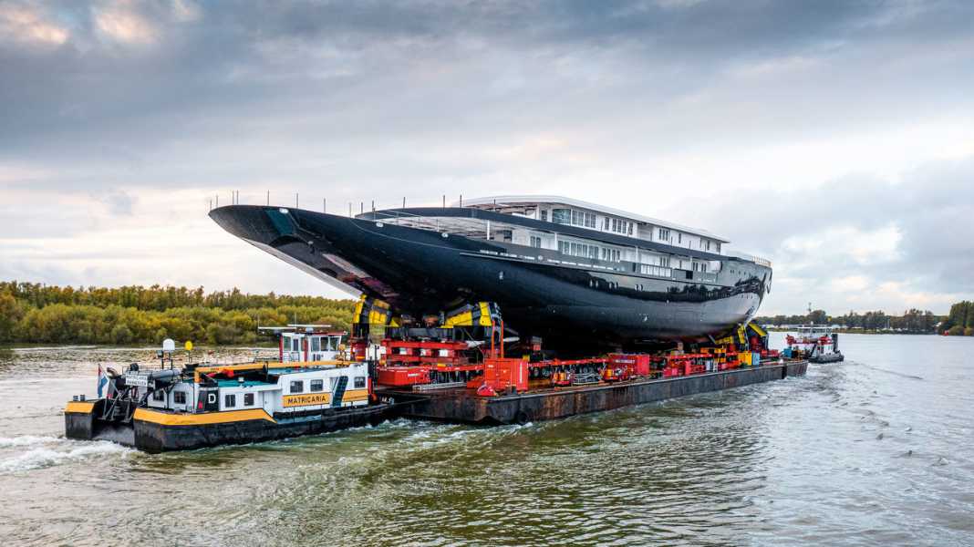 La goélette de Bezos en route pour Rotterdam