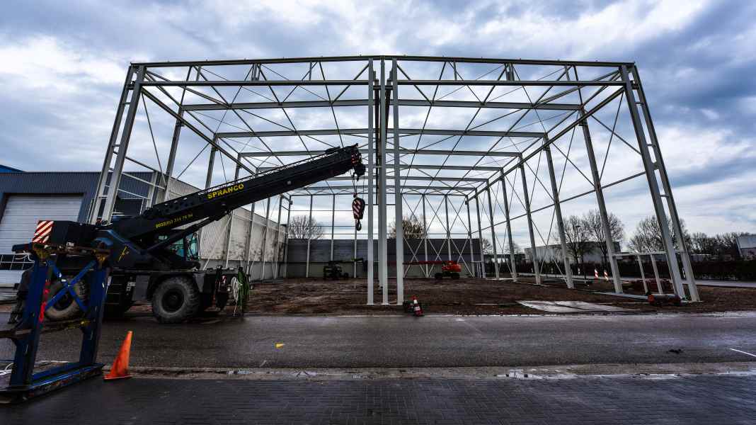 Van der Valk builds new hall