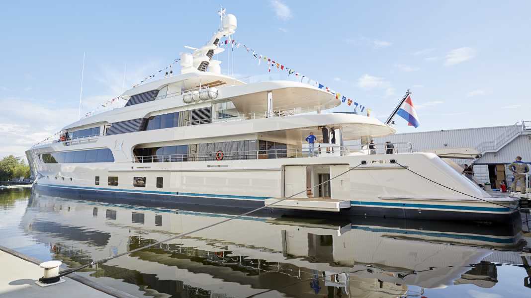69-Meter-Feadship „Samaya" legt ab