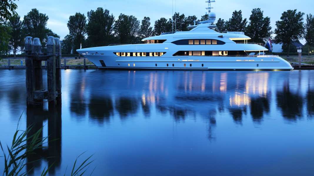 Heesen sends "Book Ends" on its travels
