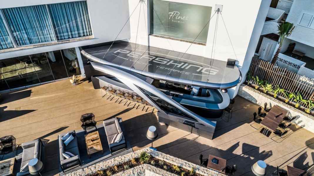 The terrace facing the yacht