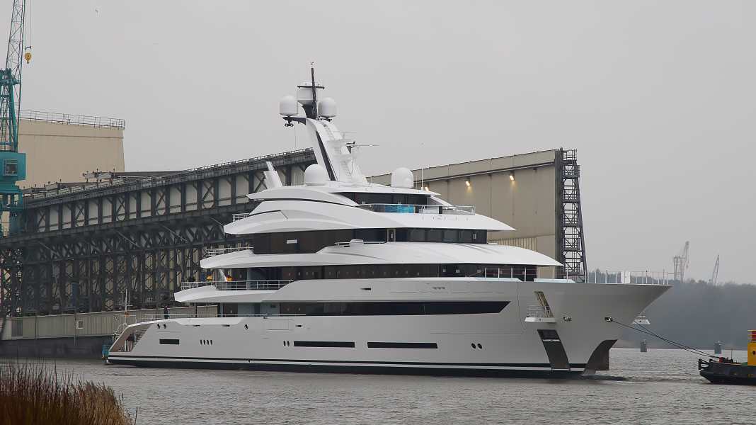 Lürssen elegance in the canal