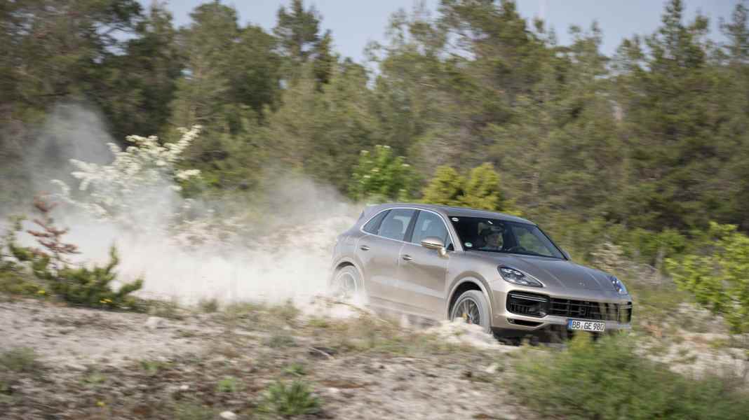 Cayenne Turbo S E-Hybrid mit innovativen Fahrwerksystemen: On- und Offroad-Performance