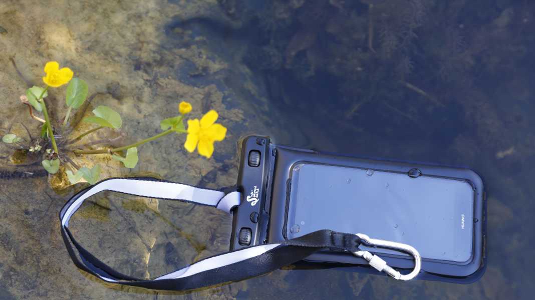 Waterproof mobile phone case: It even floats in the pond.