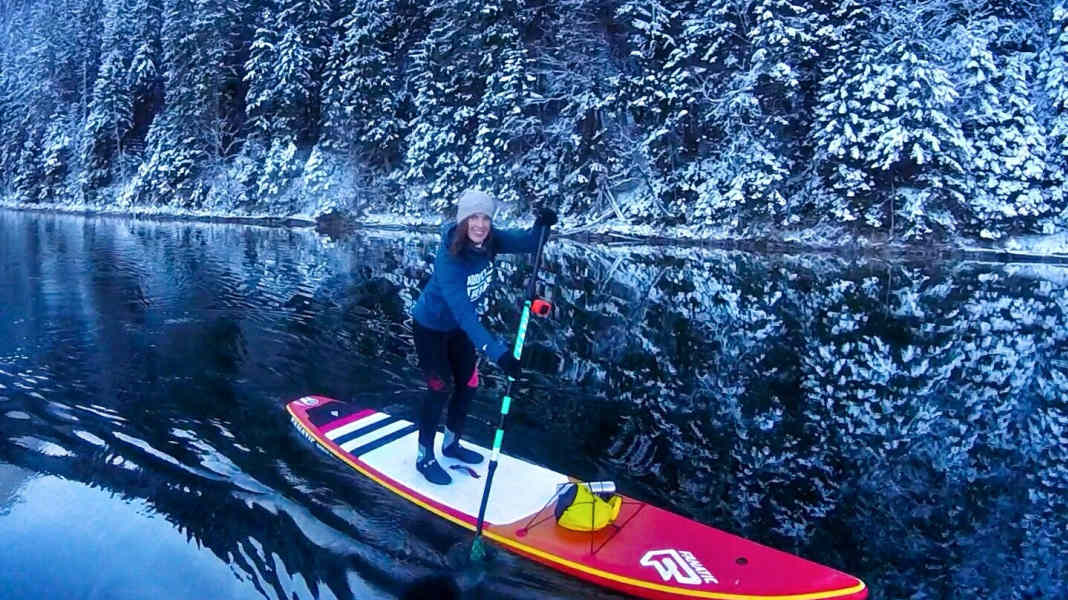 Einfach schön: Standup Paddling im Winter – so klappt’s ohne Erkältung