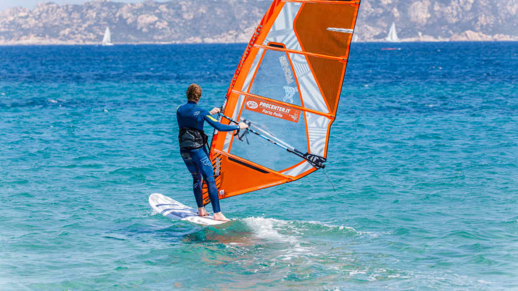Windsurf Basics: Amwind, Raumwind, Halbwind - das sind die Kurse beim Windsurfen
