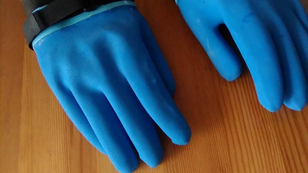 DIY: Surfhandschuhe selber bauen - so bleiben die Hände beim Wintersurfen warm