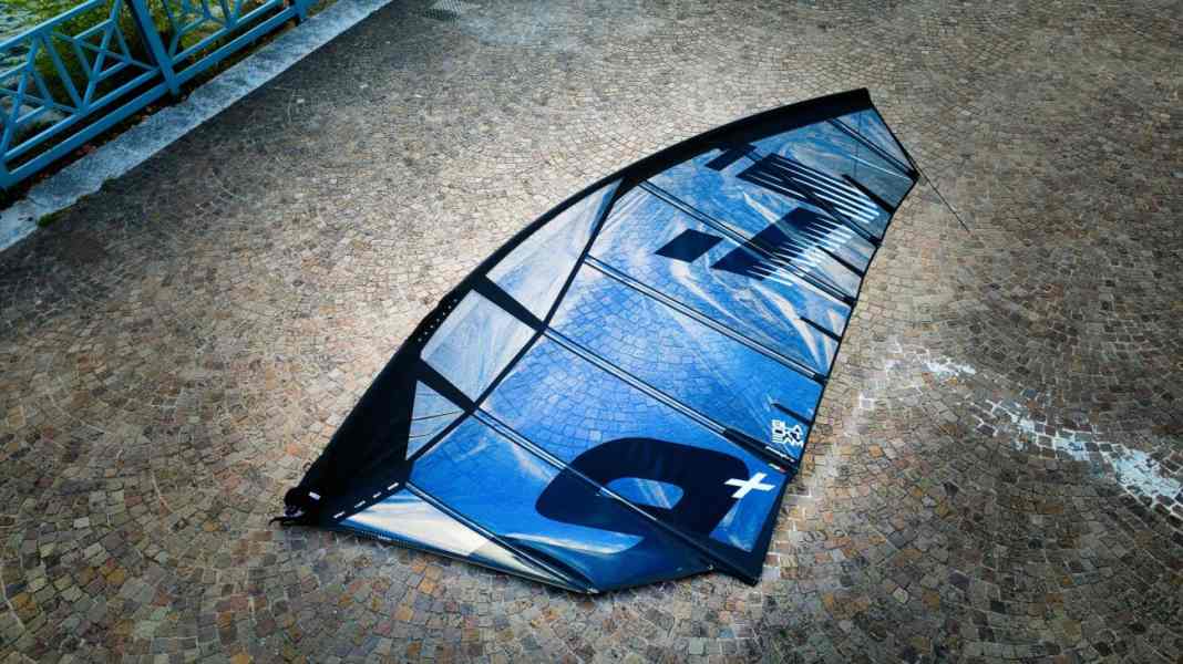 Leichtwindsegel: Point-7 9+ Light Wind Titan - Freeracesegel als Foil-Gegner