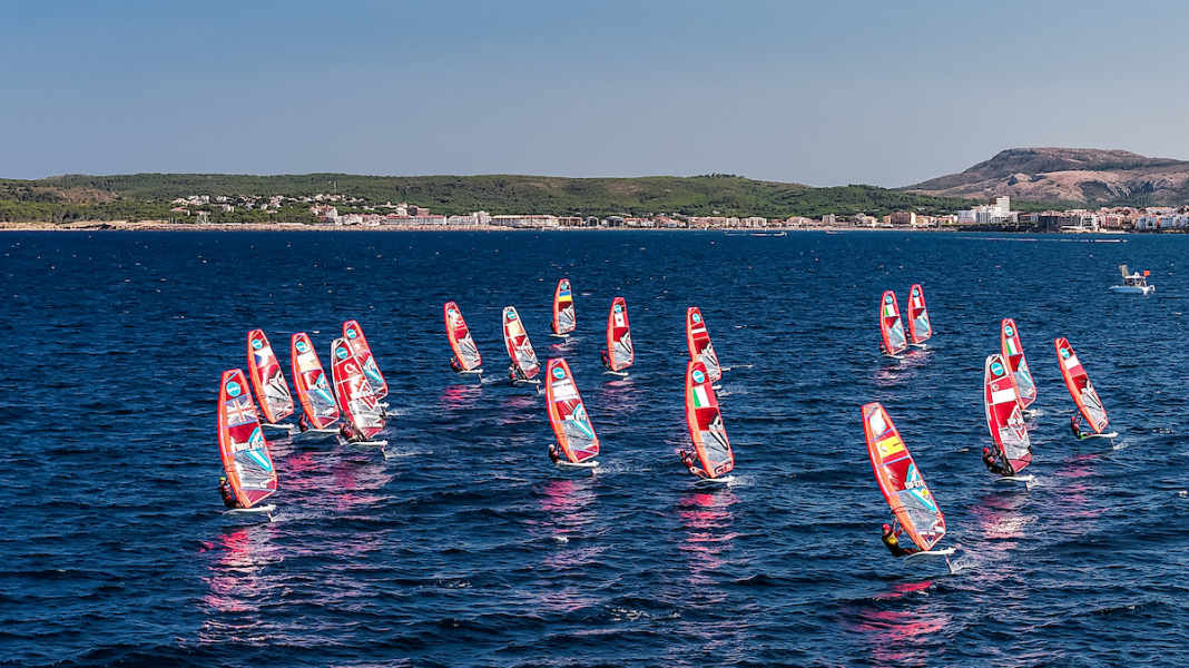 iQFOiL: Junioren-WM geht in die Gold Fleet-Rennen - Schleicher auf Rang drei