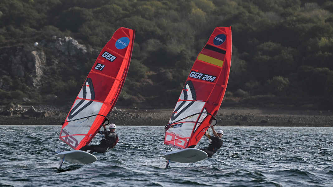 iQFoil Youth EM Brest: Nachwuchs kämpft mit schwierigen Bedingungen