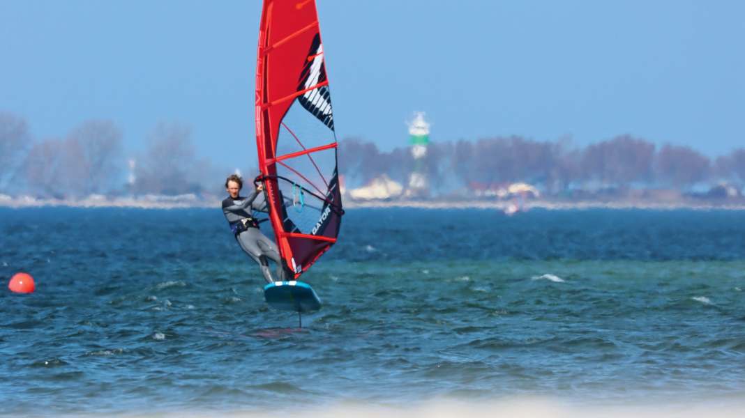 Foil Basics: Kontrolliert fliegen, Material tunen & sicher halsen auf dem Foil