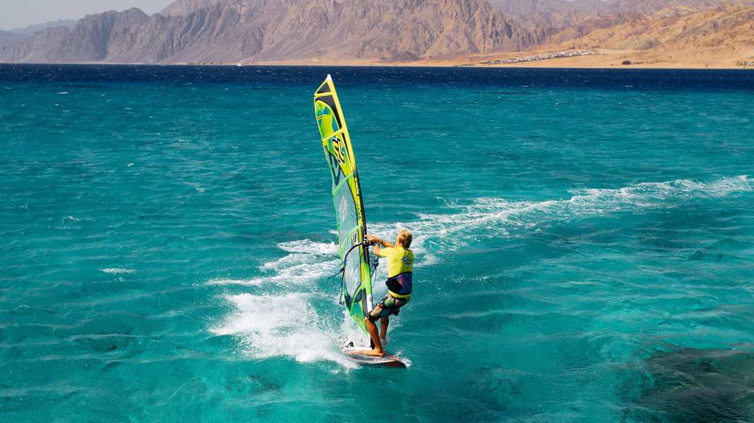 Video: Windsurfing manoeuvre - Tack