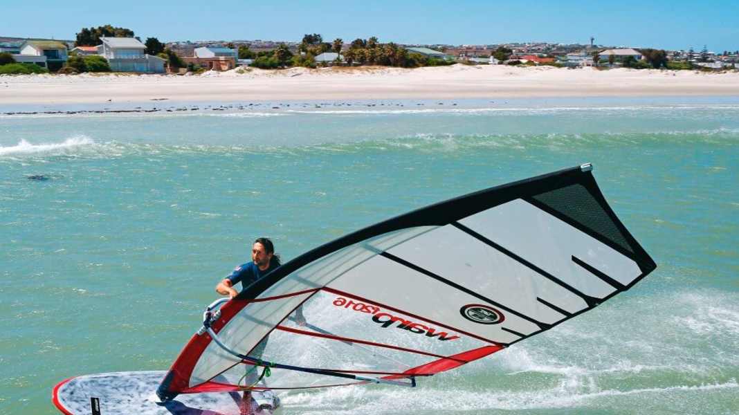 Race- und Slalomsegel – Windsurfen mit Überschall