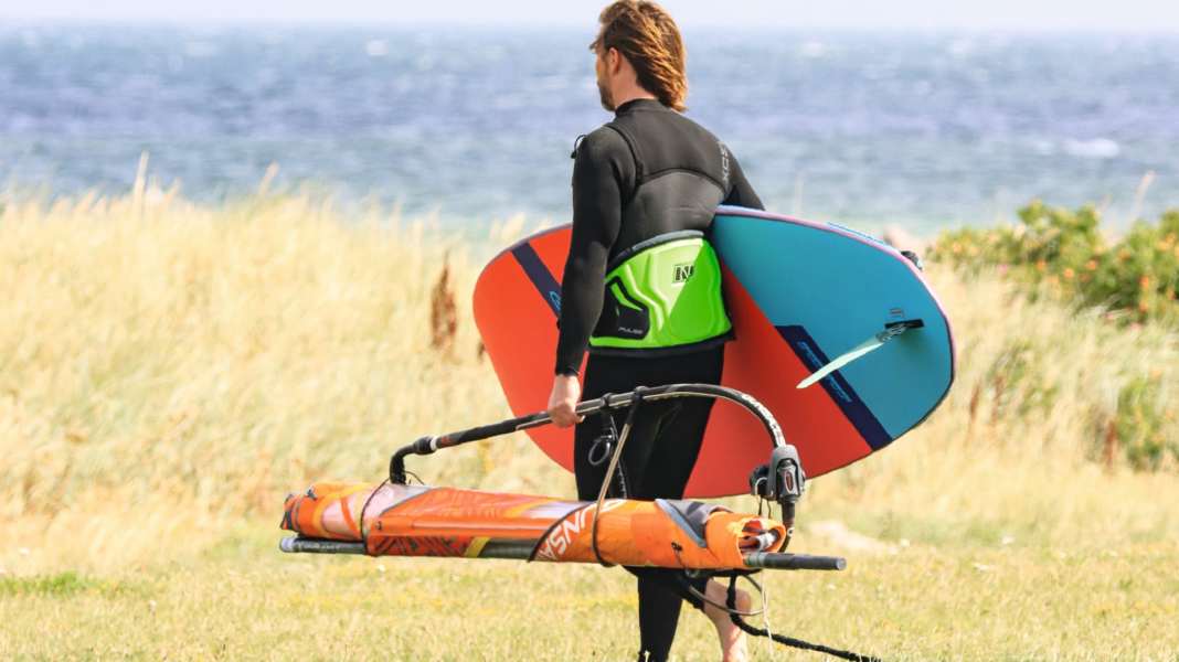 Ratgeber: Easy ans Wasser – Surfmaterial tragen, leicht gemacht
