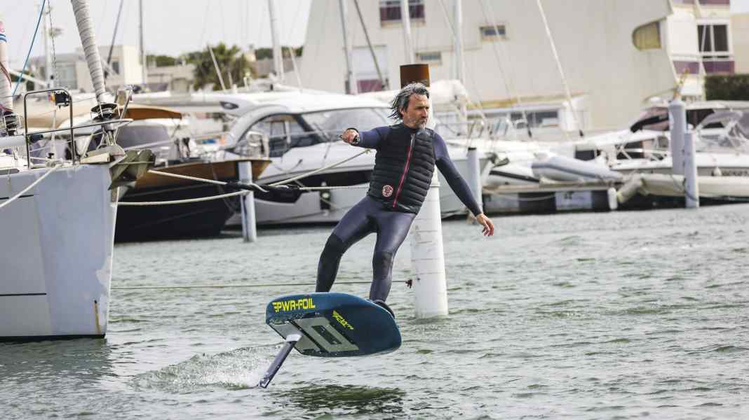 Sventagliare con la propulsione elettrica: i consigli di Chris Defrance, fondatore di Powerfoil, sugli e-foil