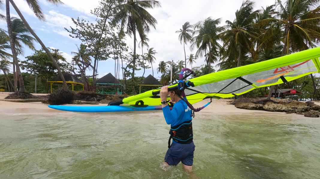 Video tutorial: Carrying and storing surfing equipment – what you need to bear in mind