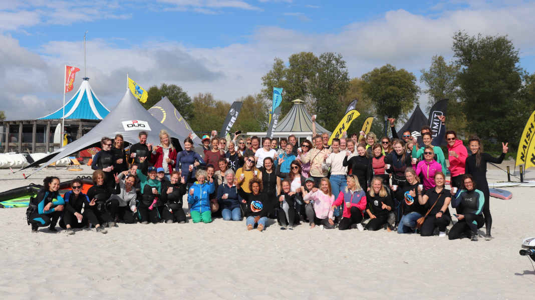Almost 100 female windsurfers at the "Ladies Day" in Makkum