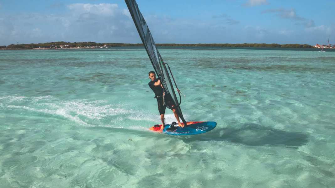 Freestyle Basics: Segel ducken – Duck Tack und Switch Heli Tack als Vorübungen