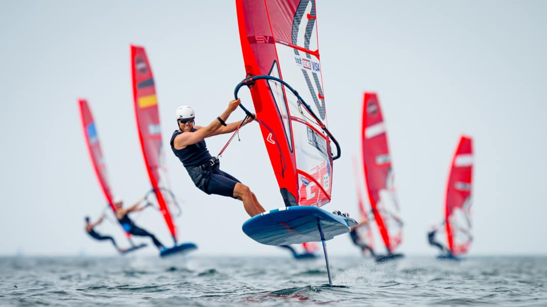 iQFoil: Sebastian Kördel holt Gold bei der Kieler Woche