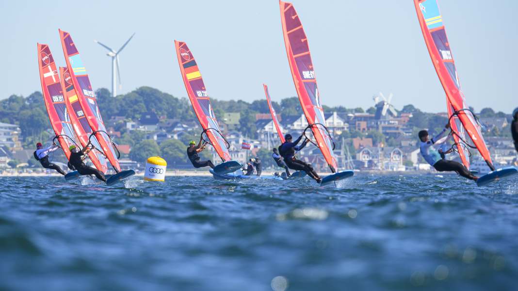 Kieler Woche: iQFoil-Rennen vor Schilksee, Freestyle im Bootshafen
