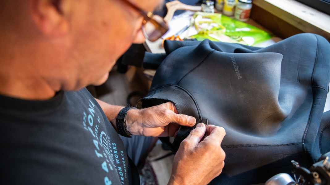 Neopren selber reparieren: Patagonia hilft und repariert auf der kostenlosen Wetsuit Repair Tour