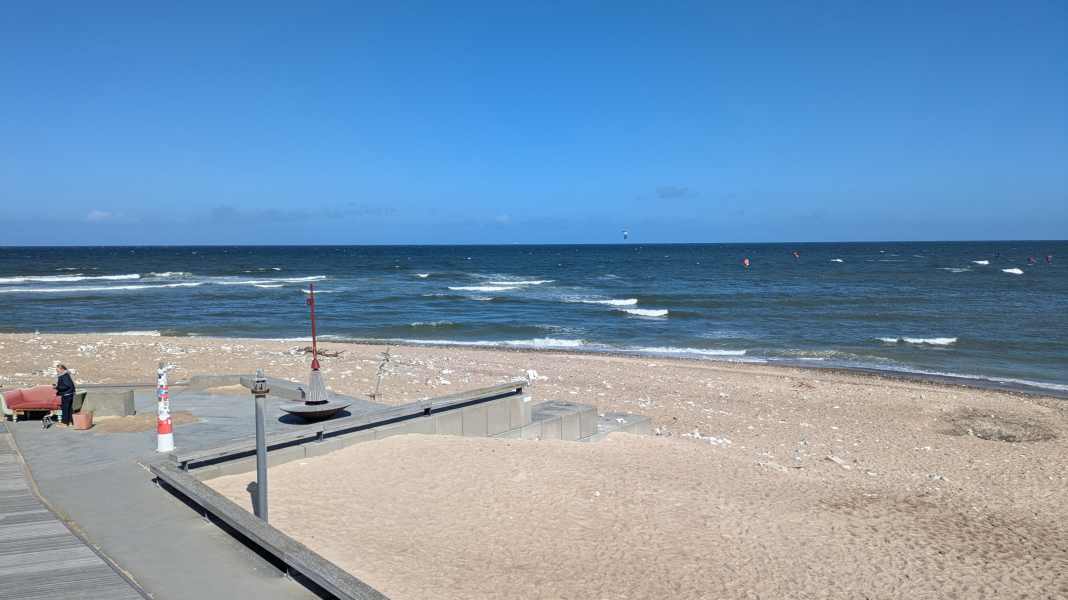 Improve your wave riding: Wave camp for windsurfers and wingfoilers in Klitmøller, organised by 1001 Grad Events