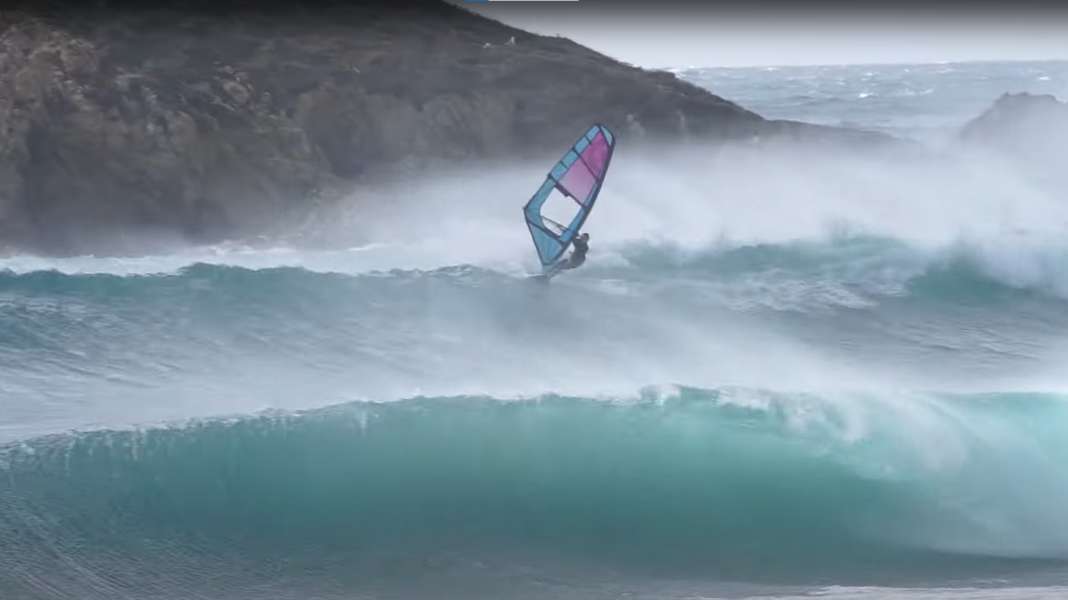 Action-Clip: Masthohe Wellen vor der Küste von Sardinien