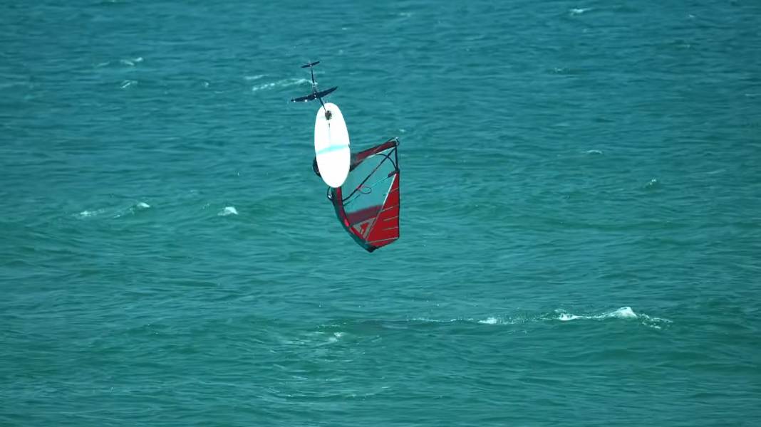 Foilstyle: Pushloop into Shaka – a new move? Three questions for Dudu Levi