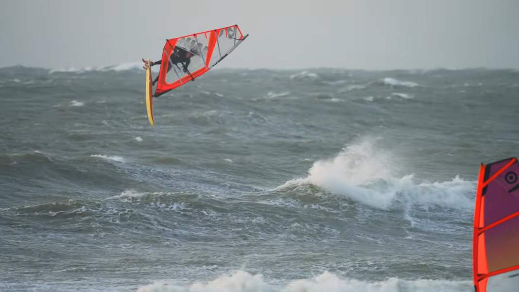 Post of the day: 3.3 at full throttle! Arne Jörn attempts his first double loops