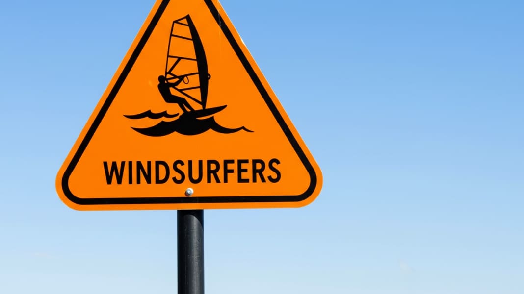 Kurioses Schild: Achtung, Windsurfer! Unbekannte wandeln Verkehrszeichen in Essen ab