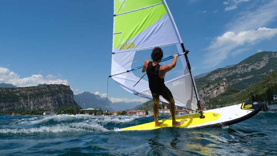 Test: Das sind die besten Segel für Windsurf-Aufsteiger