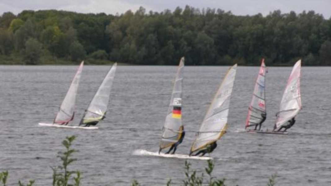 Lake Zülpich: Tandem windsurfers gather for the Fred Ostermann Cup
