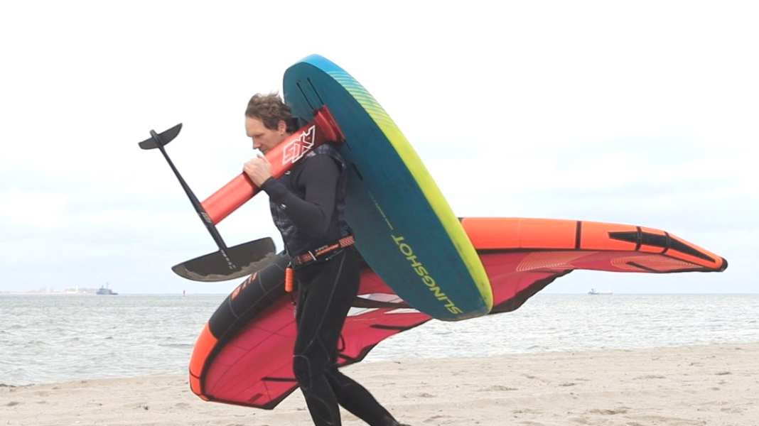 Tipps & Tricks: So trägst du Board und Wing am besten ans Wasser