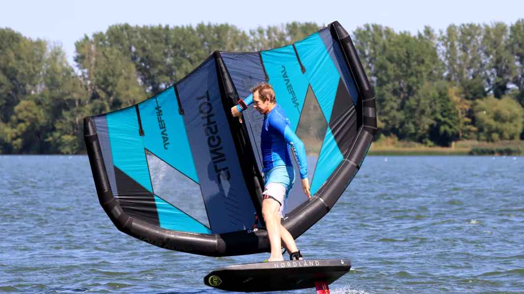 Slingshot Javelin V1 - der neue Wing mit Boom-System im Test