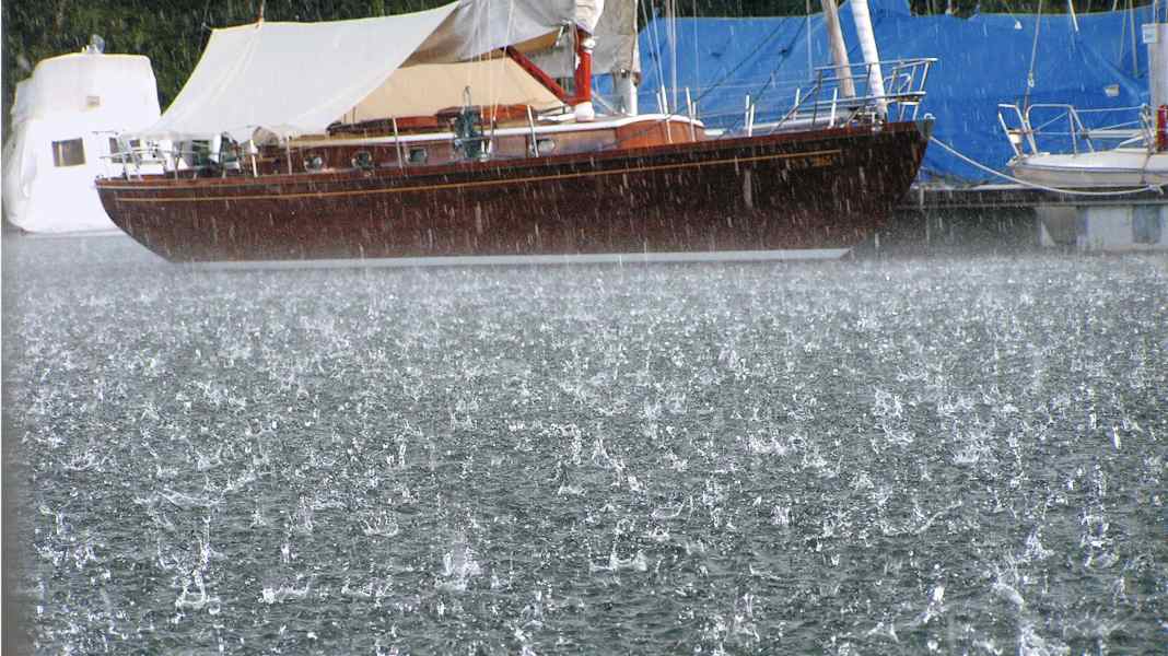 Navigare sotto la pioggia: cosa devono controllare gli skipper prima di salpare