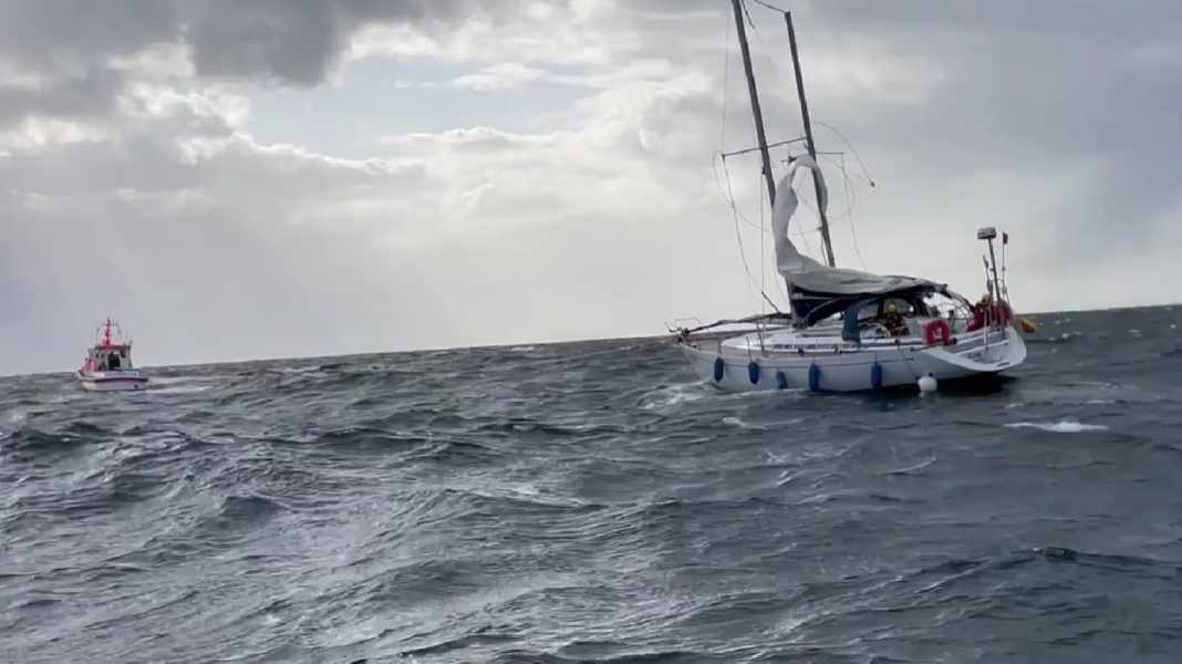 Accident: Sailing yacht in distress after mast breaks