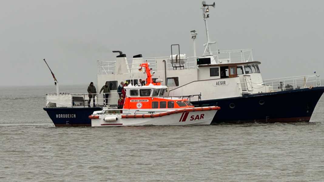 On the wrong track: Funeral ship stranded on a sandbank