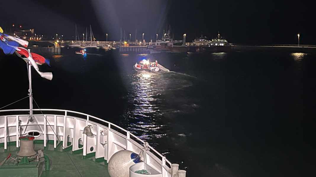 In difficoltà al largo di Helgoland: barca a vela si scontra con la leggendaria nave faro "Elbe 1"