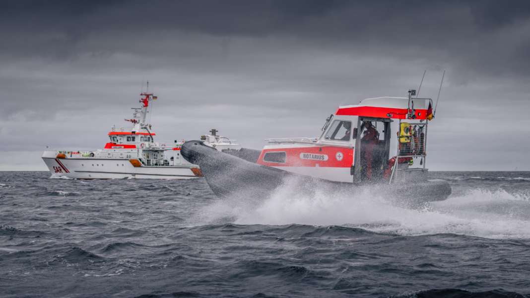 Water ingress on sailing yacht: Sea rescue team saves family from certain death