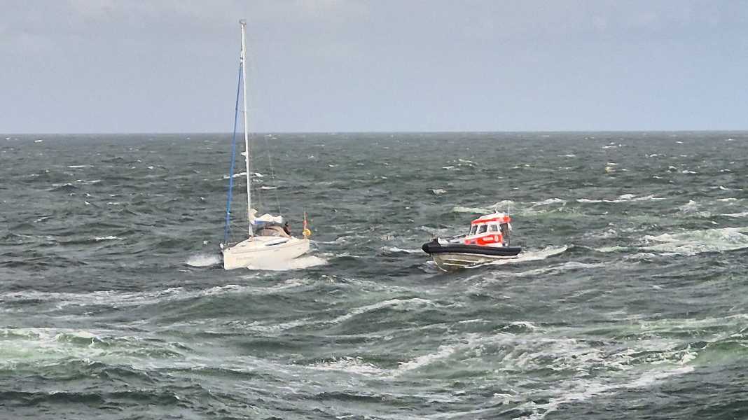 Seenot vor Helgoland: Unterkühlte Seglerin gerettet