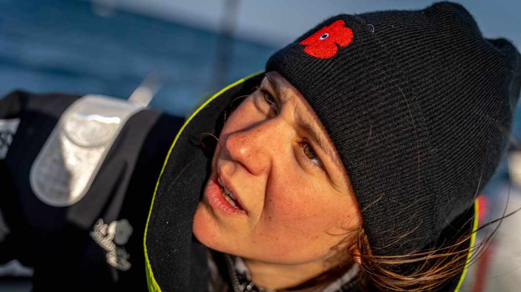 12. Route du Rhum: eine Kenterung, drei Mastbrüche und Herrmann kämpft