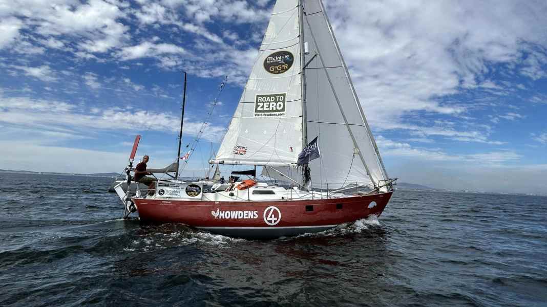Golden Globe Race: Simon Curwen arrives in Hobart - the leaders are closing ranks