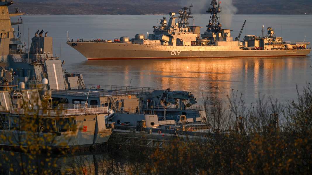 Ostsee: Russischer Zerstörer „Severomorsk“ eskortiert Schattenflotte