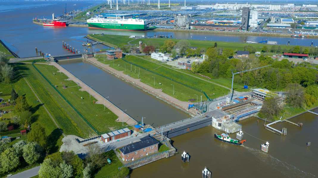 Refurbishment work: Emden’s large sea lock closed