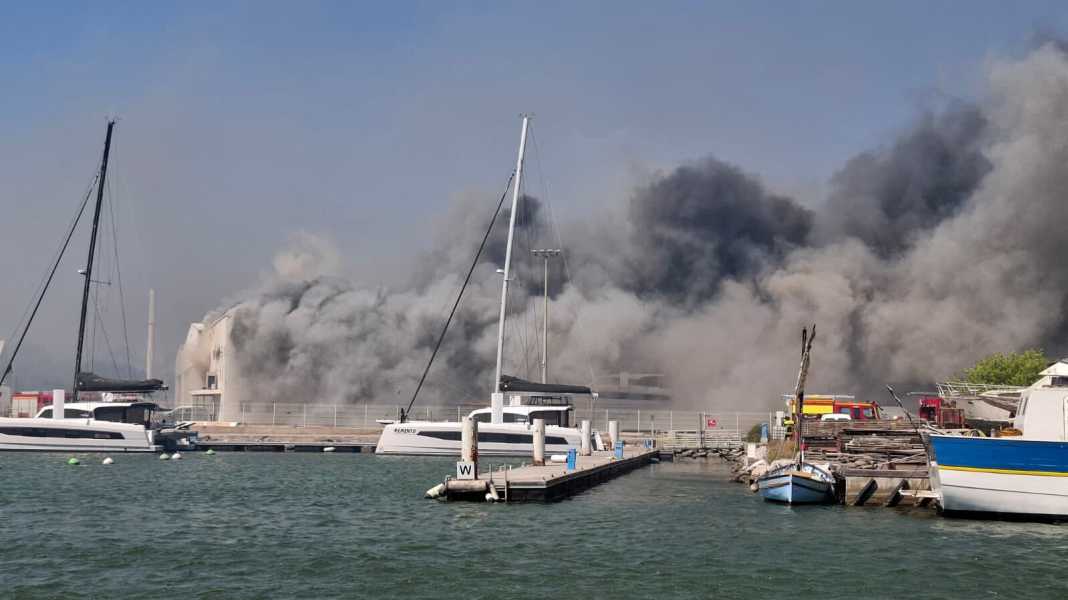 Catana Gruppe: Brand wütet in Werft in Canet-en-Roussillon