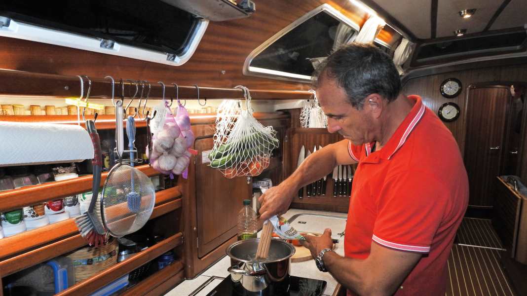 Au lieu du gaz : cuisiner électriquement à bord - le confort de la prise de courant