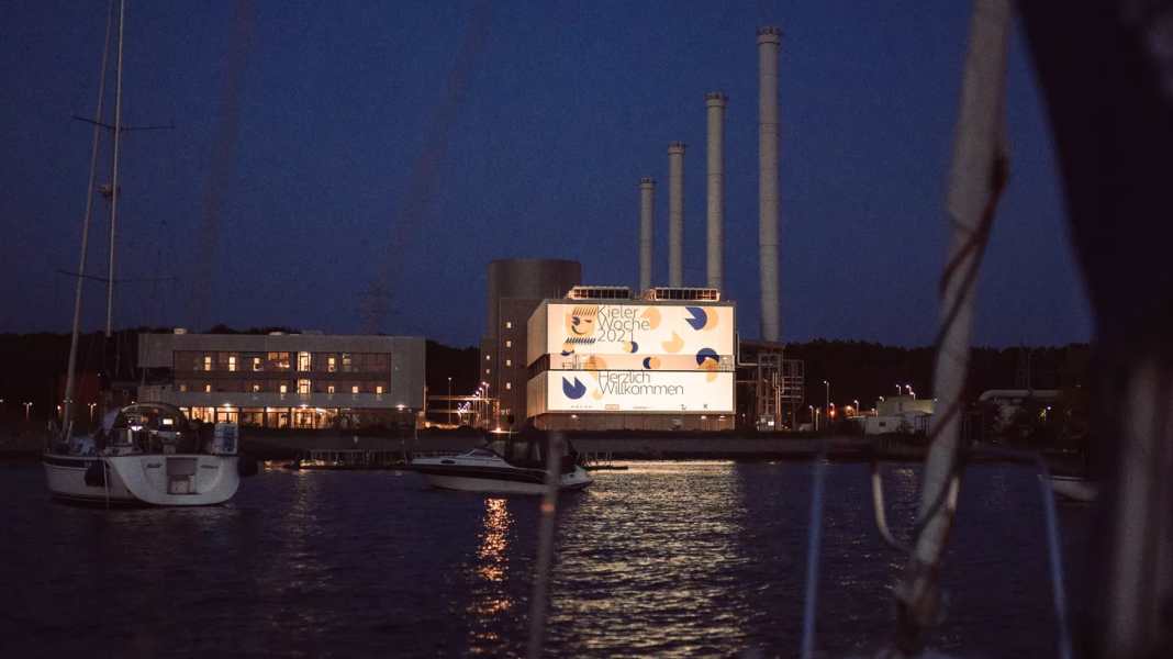 Divertimento cinematografico a bordo: cinema a vela sul fiordo interno di Kiel