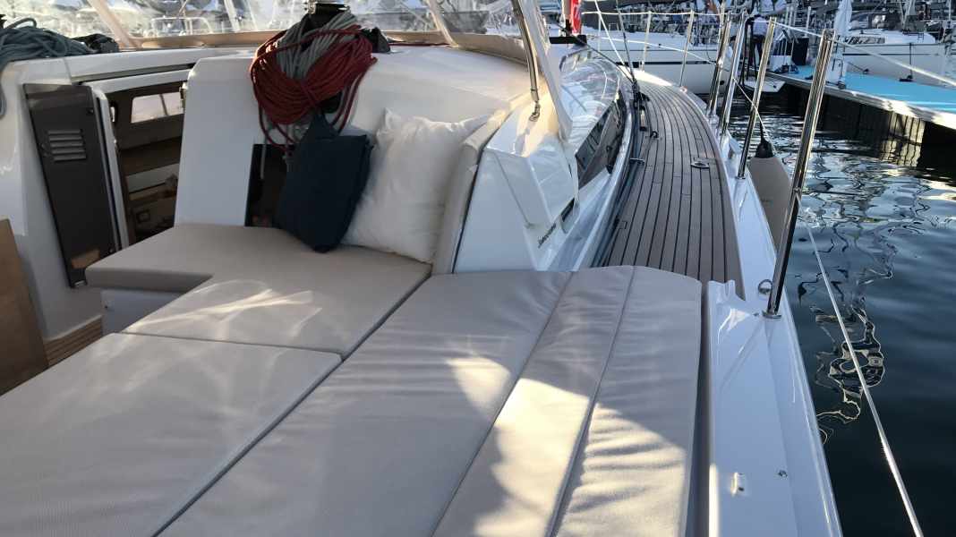 Nouveautés du salon de Cannes, No. 4 : Jeanneau Sun Odyssey 490 : modèle haut de gamme de la ligne de bateaux de croisière