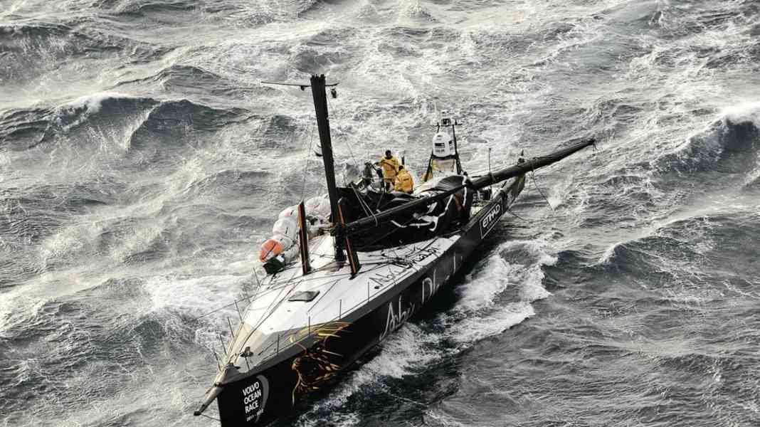 Volvo Ocean Race: First accident: mast breakage in Abu Dhabi